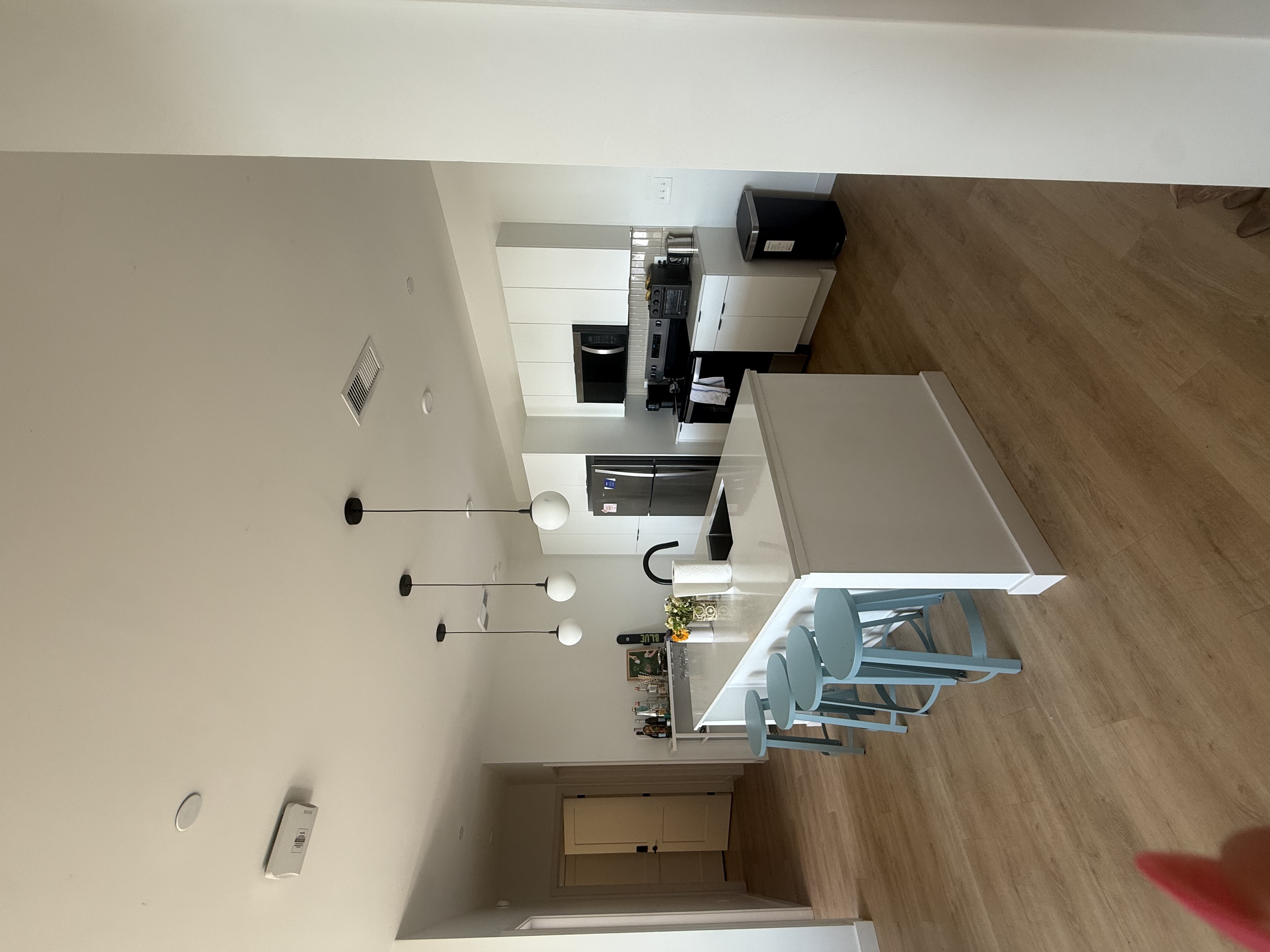Kitchen (another angle) 