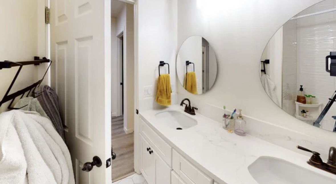 Bathroom (zillow)