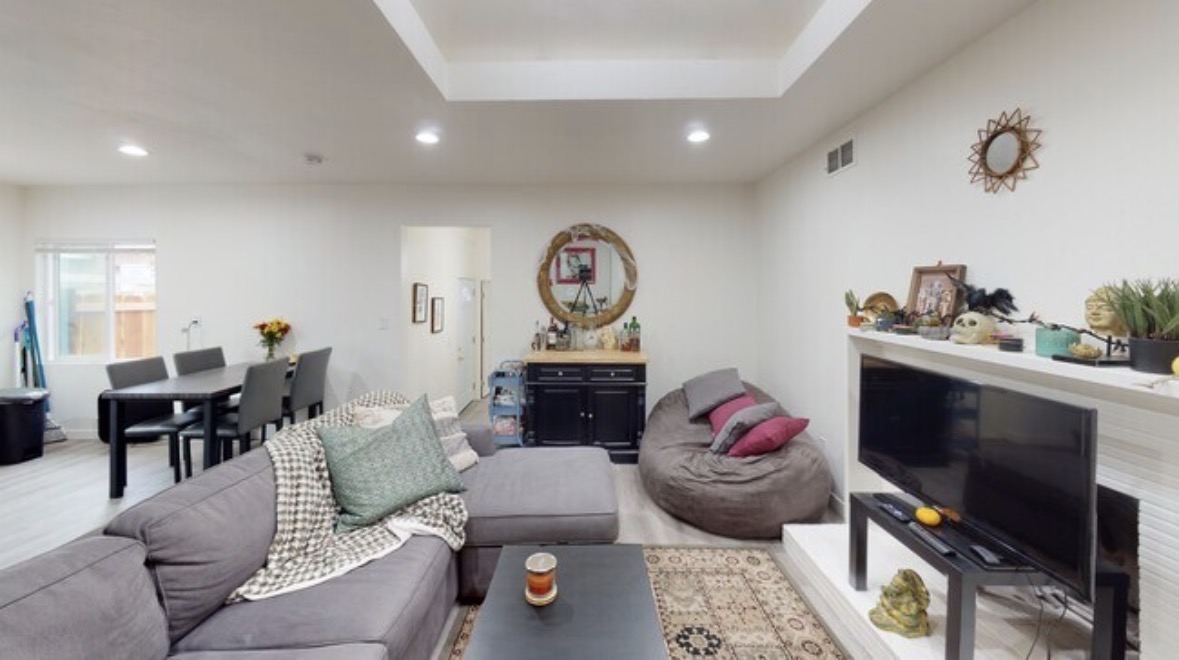 Living room (zillow)