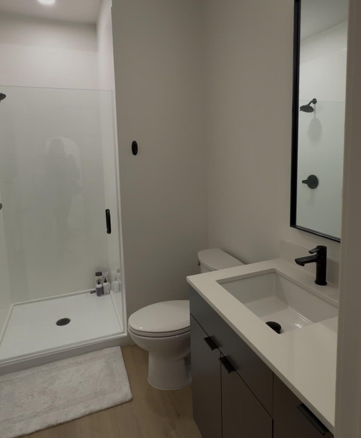 ROOM E BATHROOM