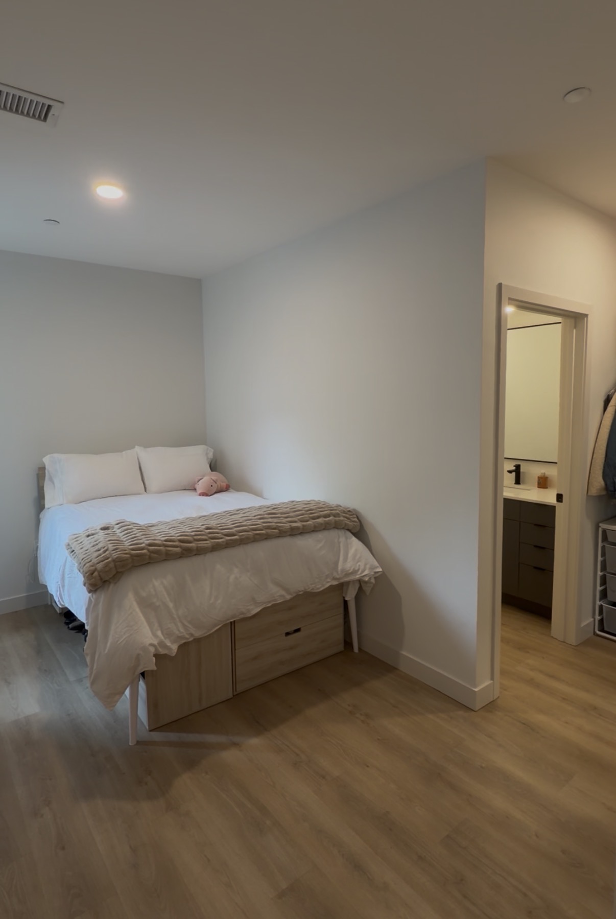 ROOM E